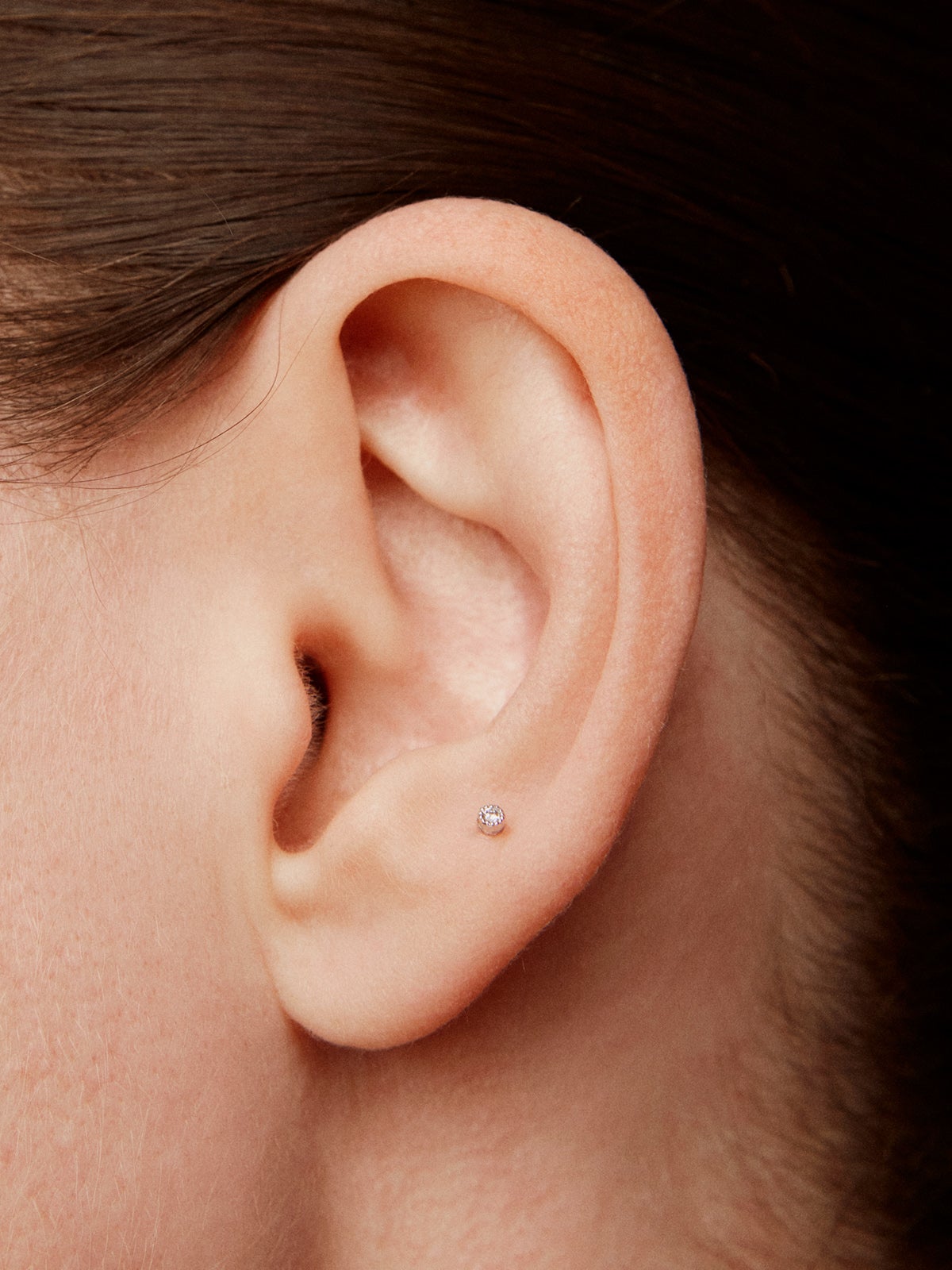 Piercing individual de oro banco de 18K con diamante