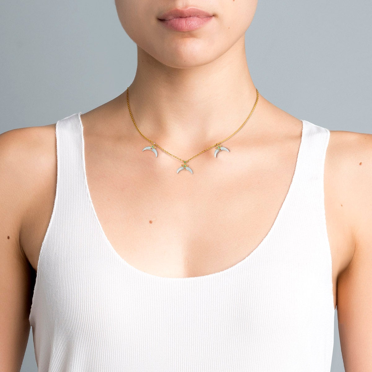 Colgante de plata 925 bañada en oro amarillo de 18K con aguamarinas, tsavoritas verdes, rubies y zafiros rosas, azules y naranjas