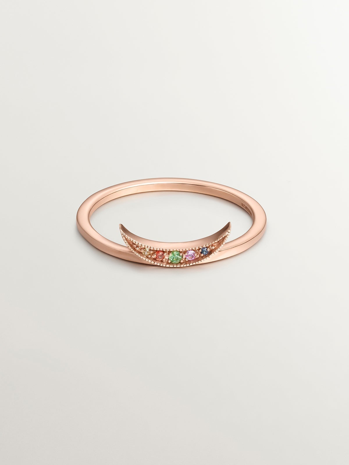 Anillo de oro rosa de 9K con luna de zafiros multicolor