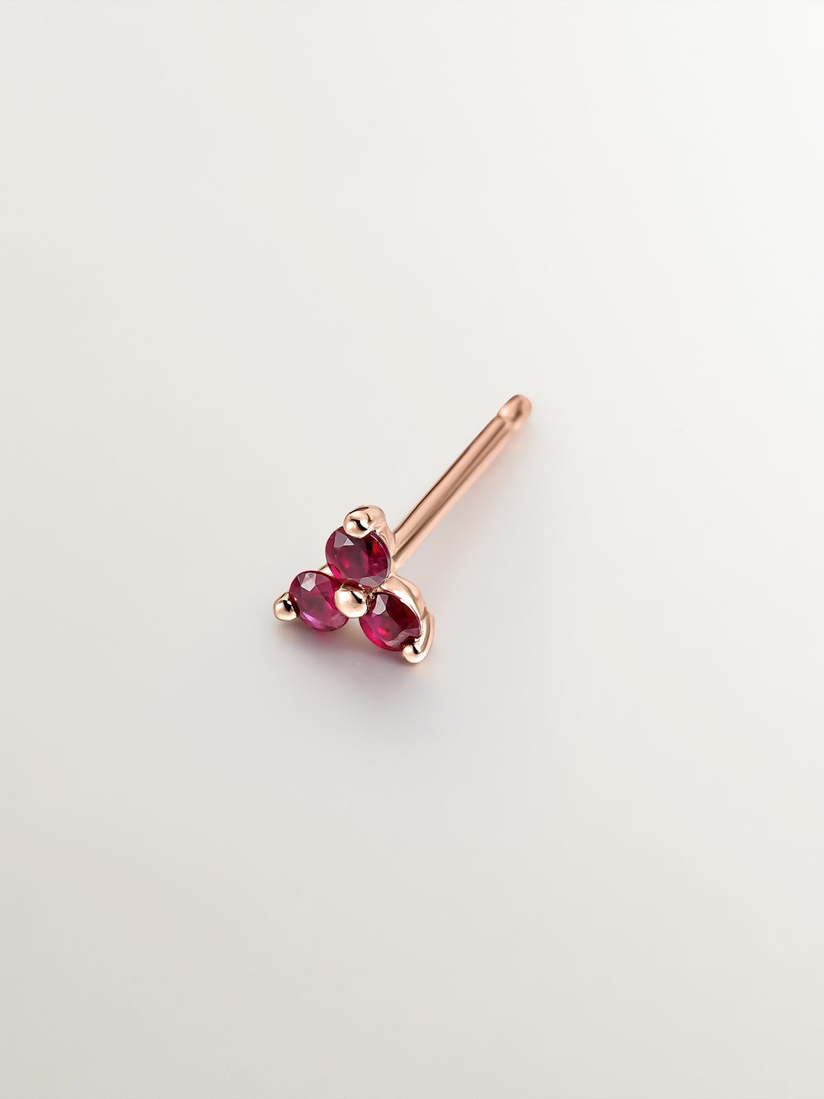 Pendiente individual de oro rosa de 9K con rubíes