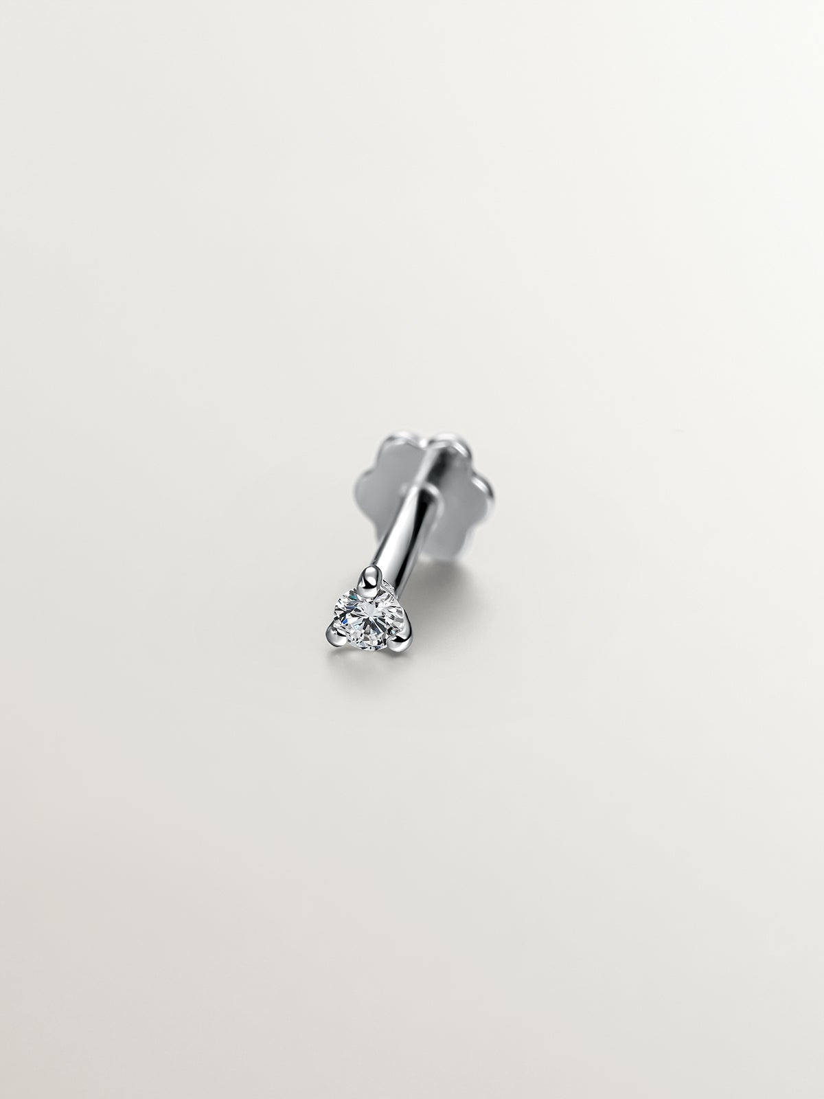 Piercing solitario de oro blanco de 18K con diamante 0,02 cts