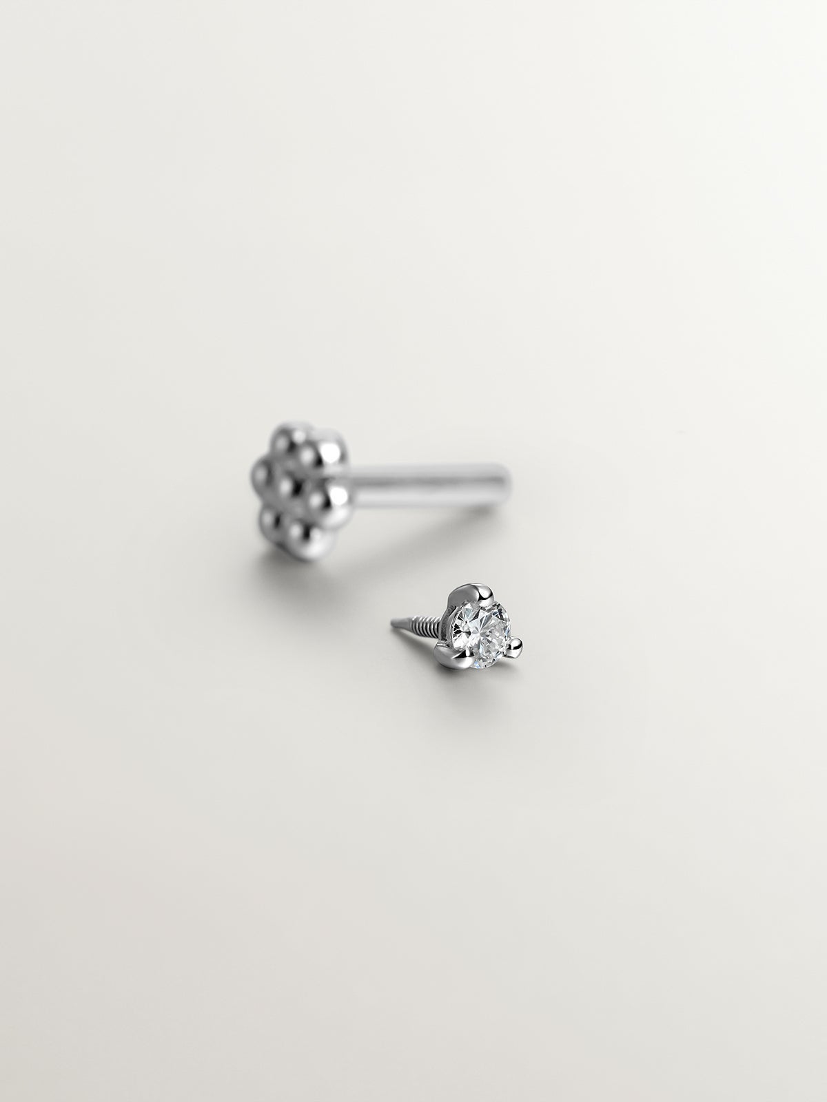 Piercing solitario de oro blanco de 18K con diamante 0,02 cts