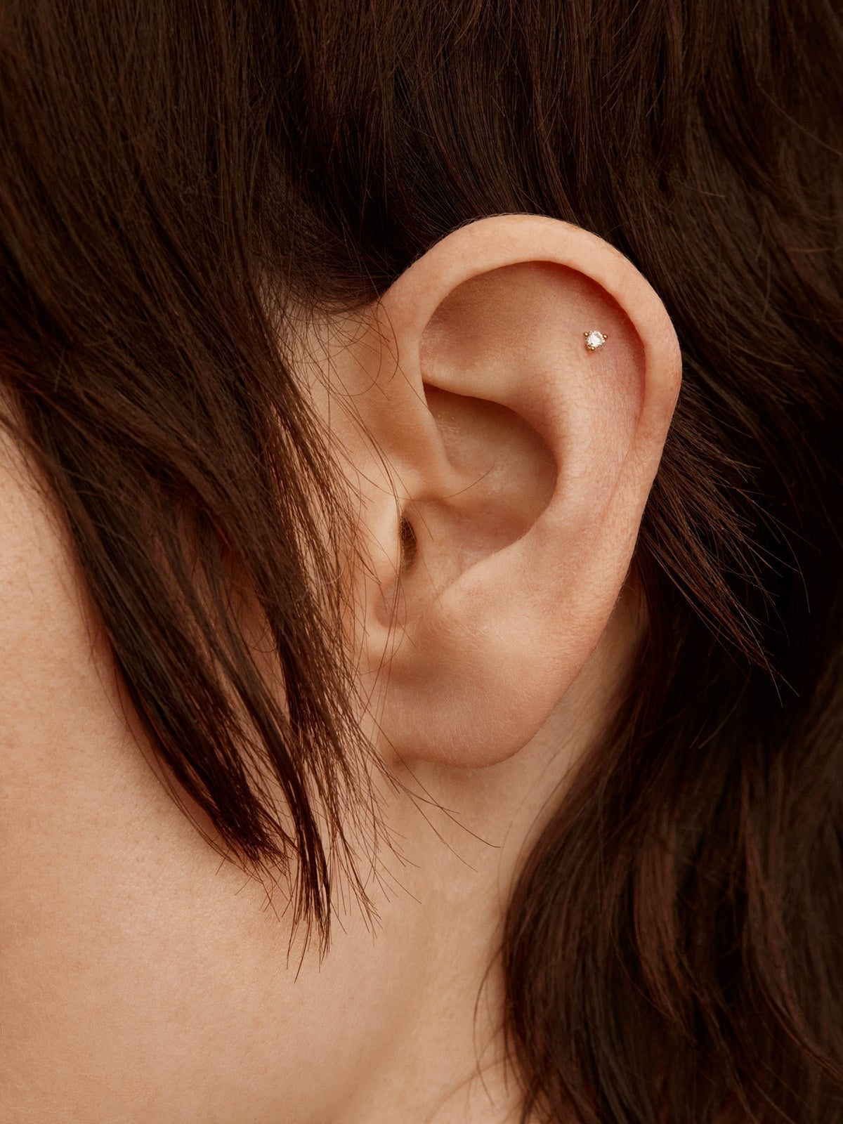 Piercing solitario de oro amarillo de 18K con diamante 0,04 cts