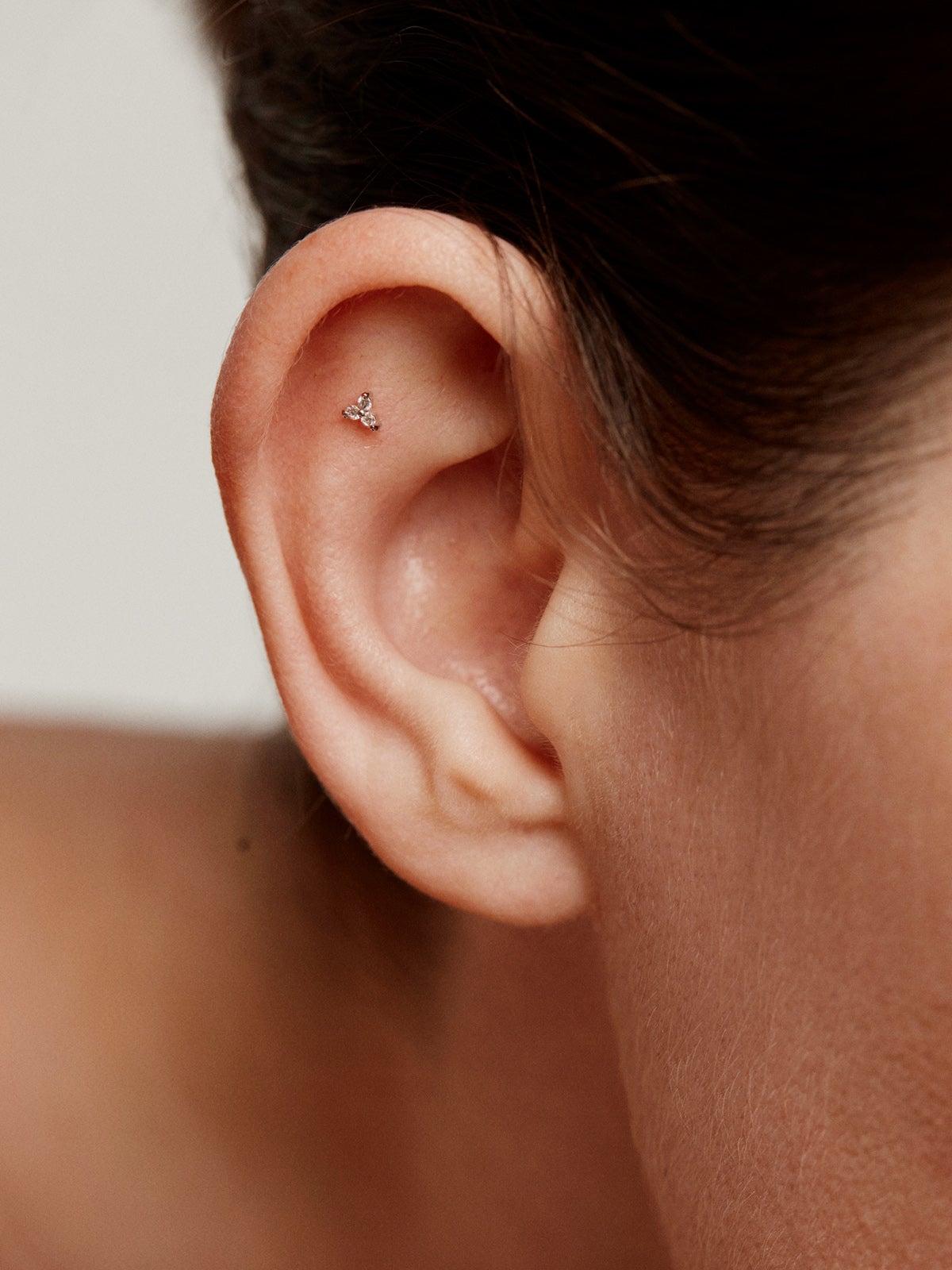 Piercing de oro blanco de 18k con trébol de diamantes