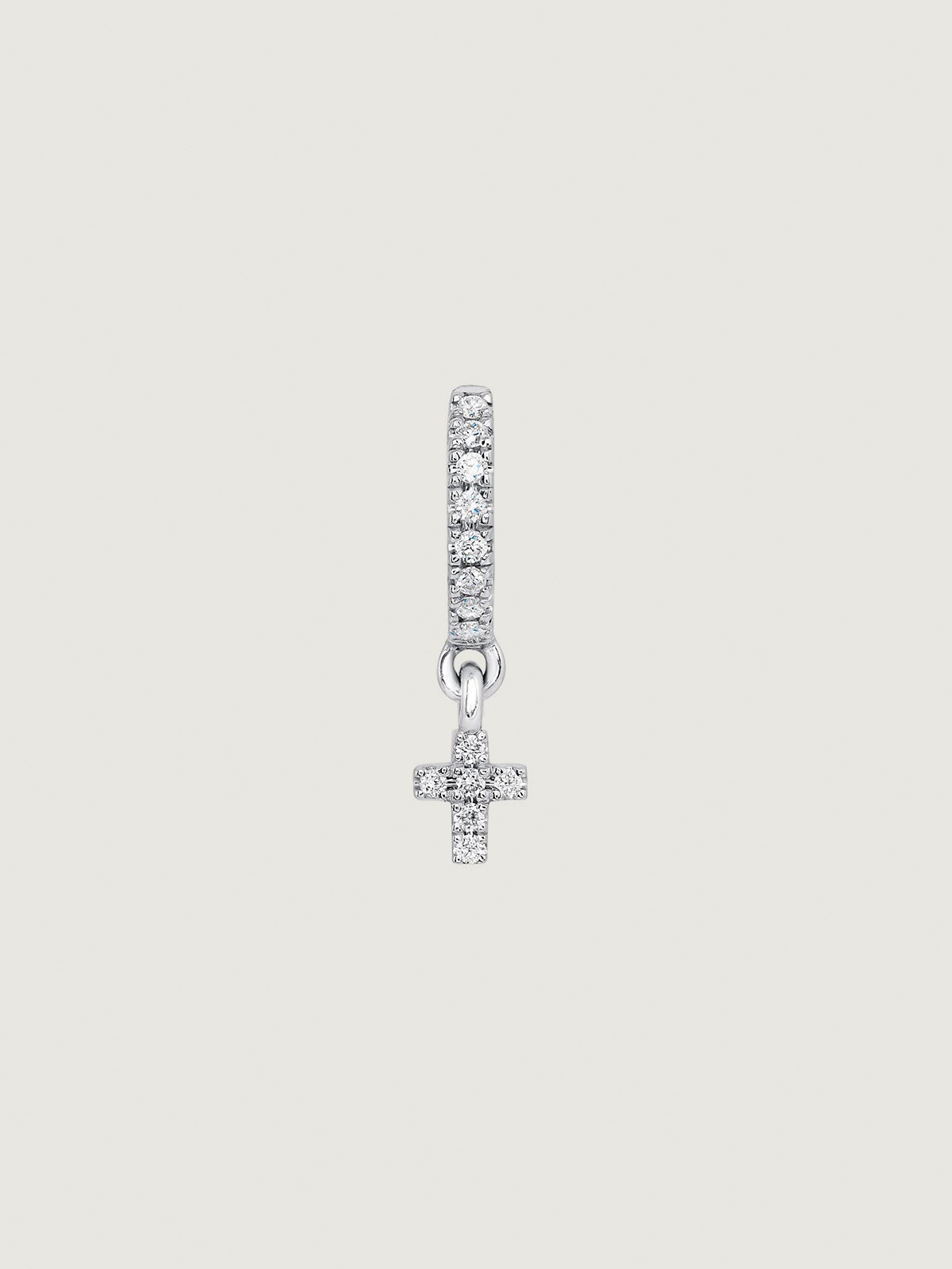 Pendiente individual de oro blanco de 18K con cruz y diamantes 0,06 cts