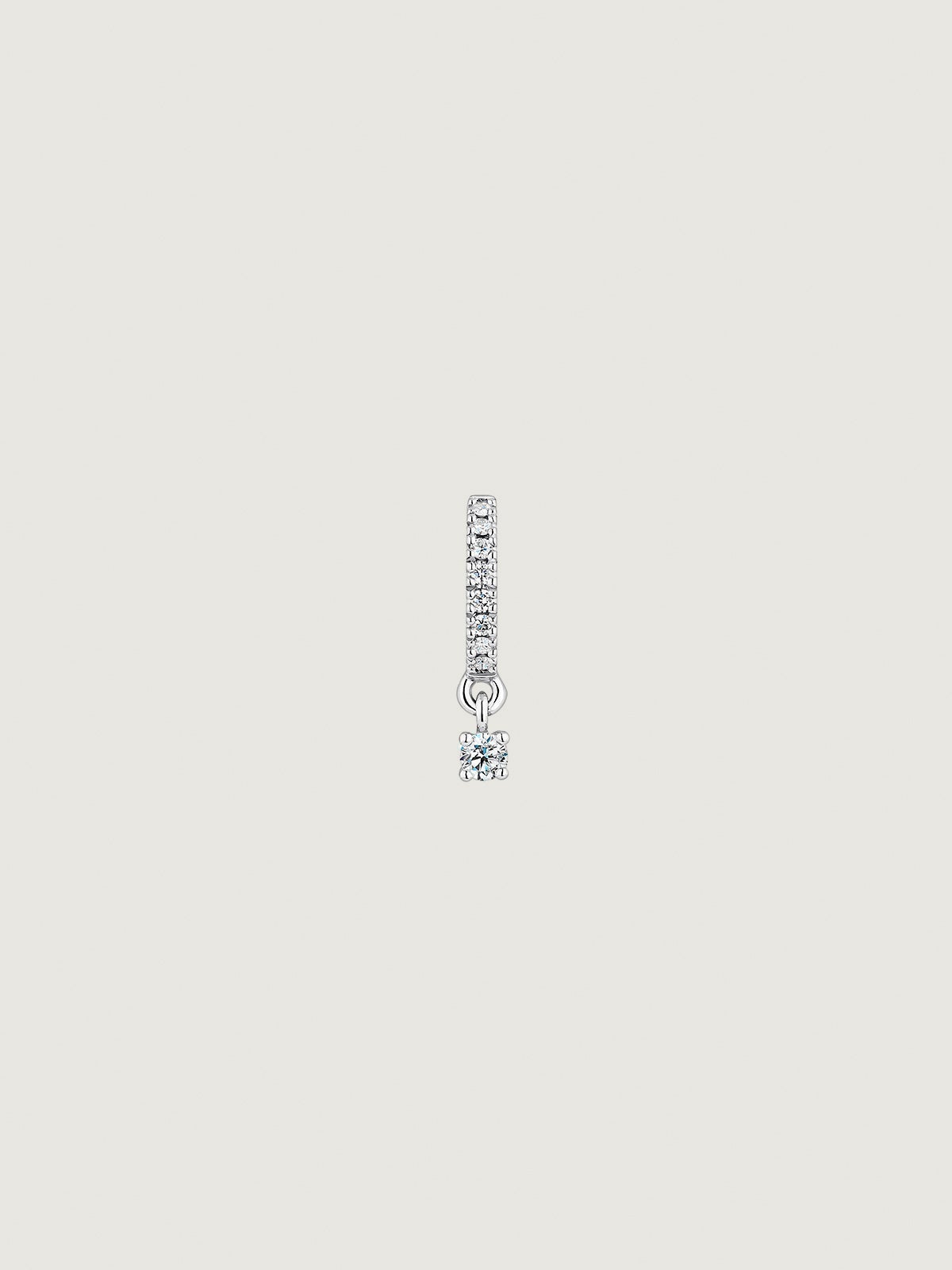 Pendiente individual de aro de oro blanco de 18K con diamantes