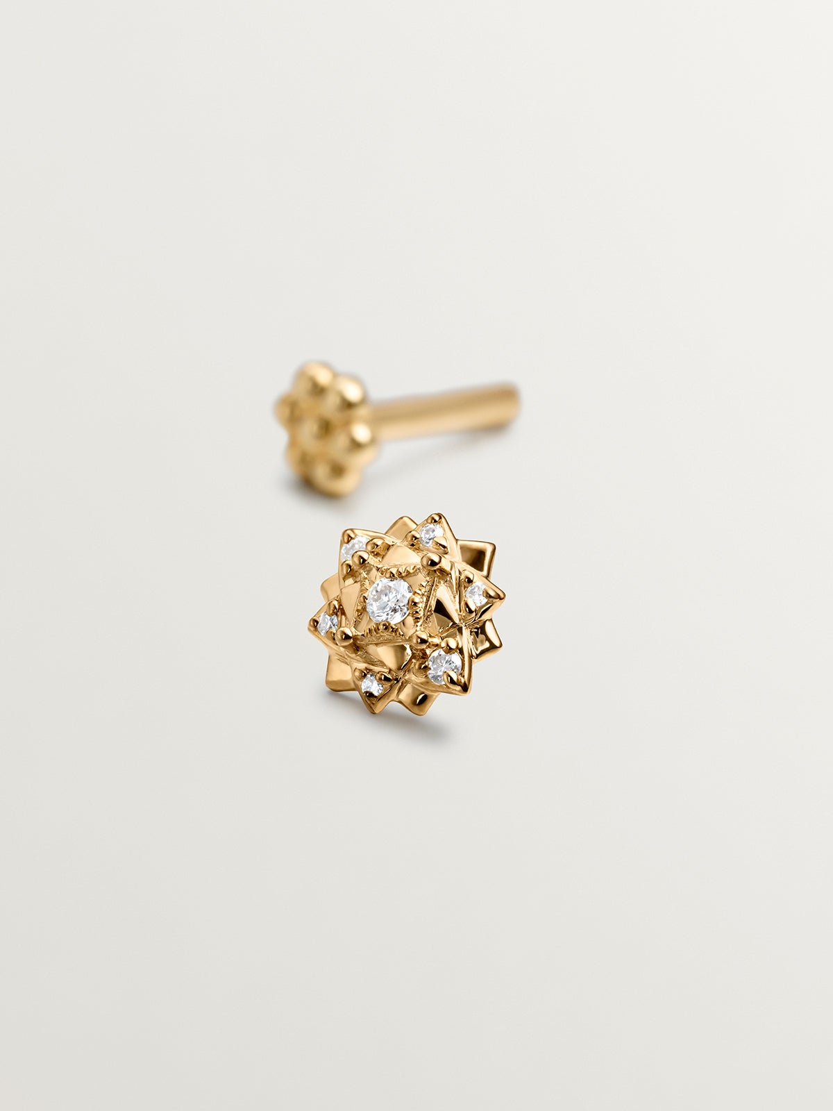 Piercing de oro amarillo de 18K con diamantes y forma de flor