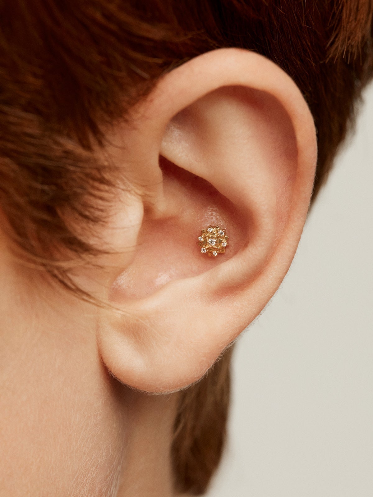 Piercing de oro amarillo de 18K con diamantes y forma de flor