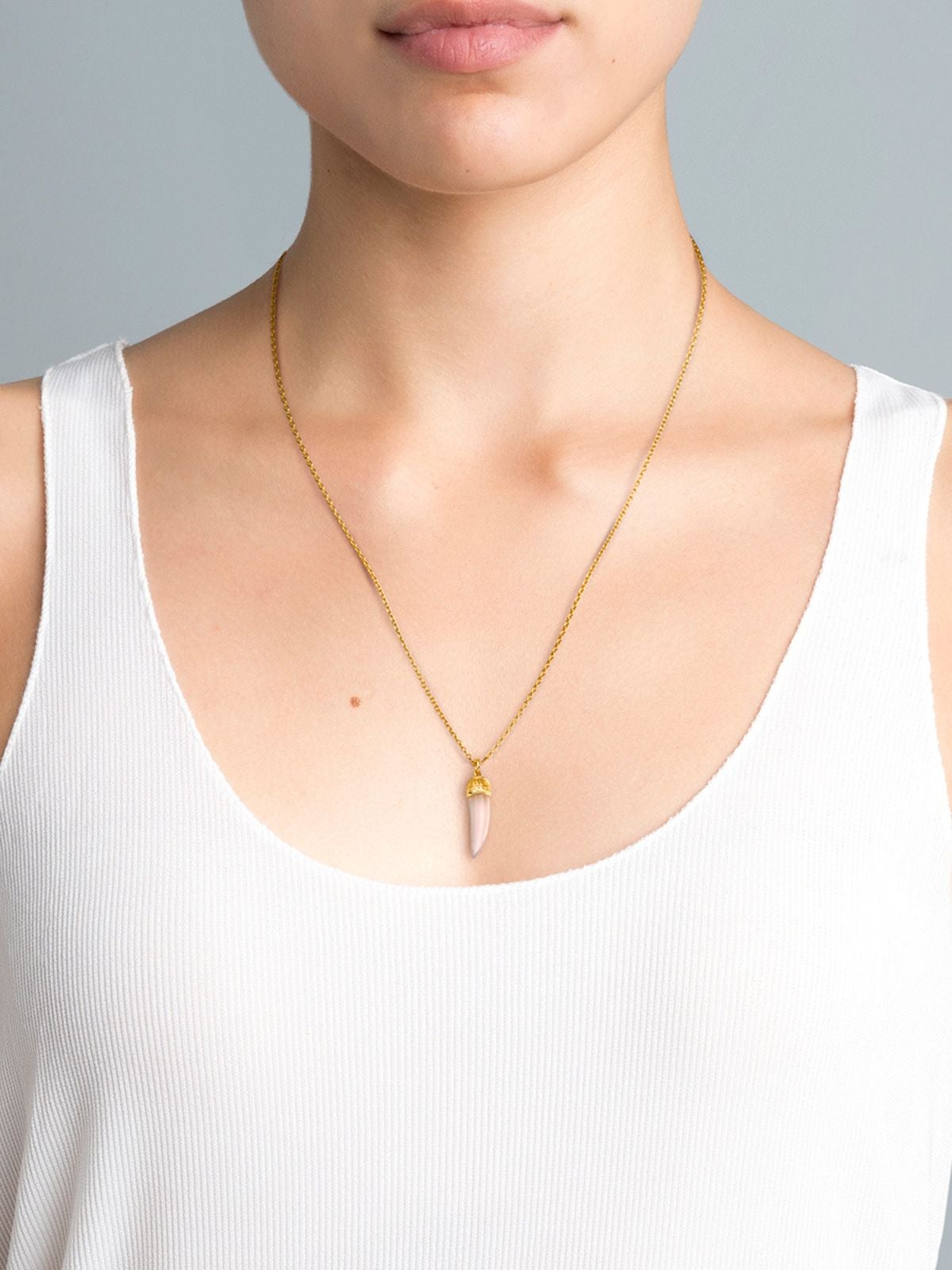 Colgante de plata 925 bañada en oro amarillo con colmillo de calcedonia azul y rodolita