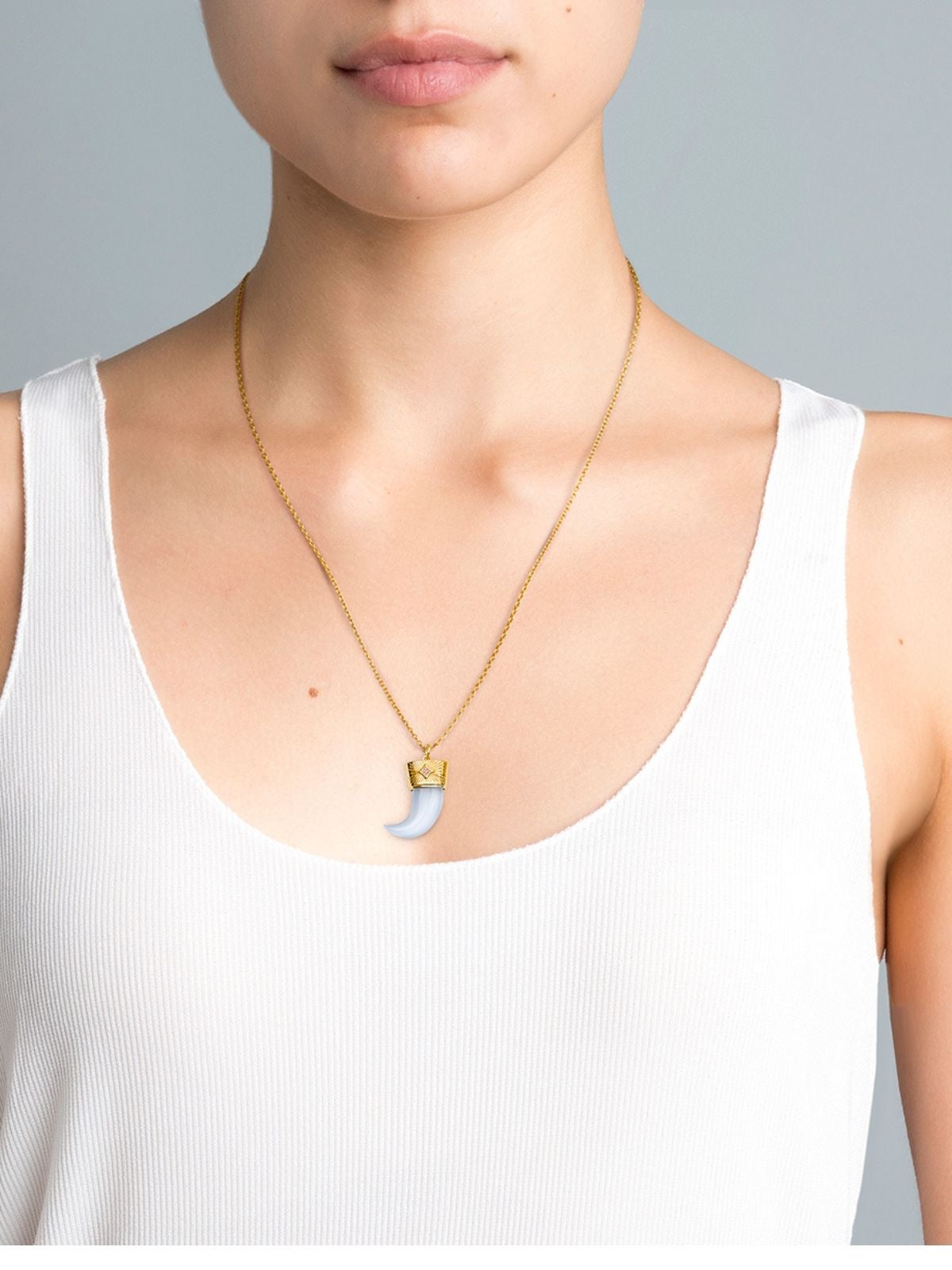 Colgante de plata 925 bañada en oro amarillo de 18K con colmillo de calcedonia azul y rodolita