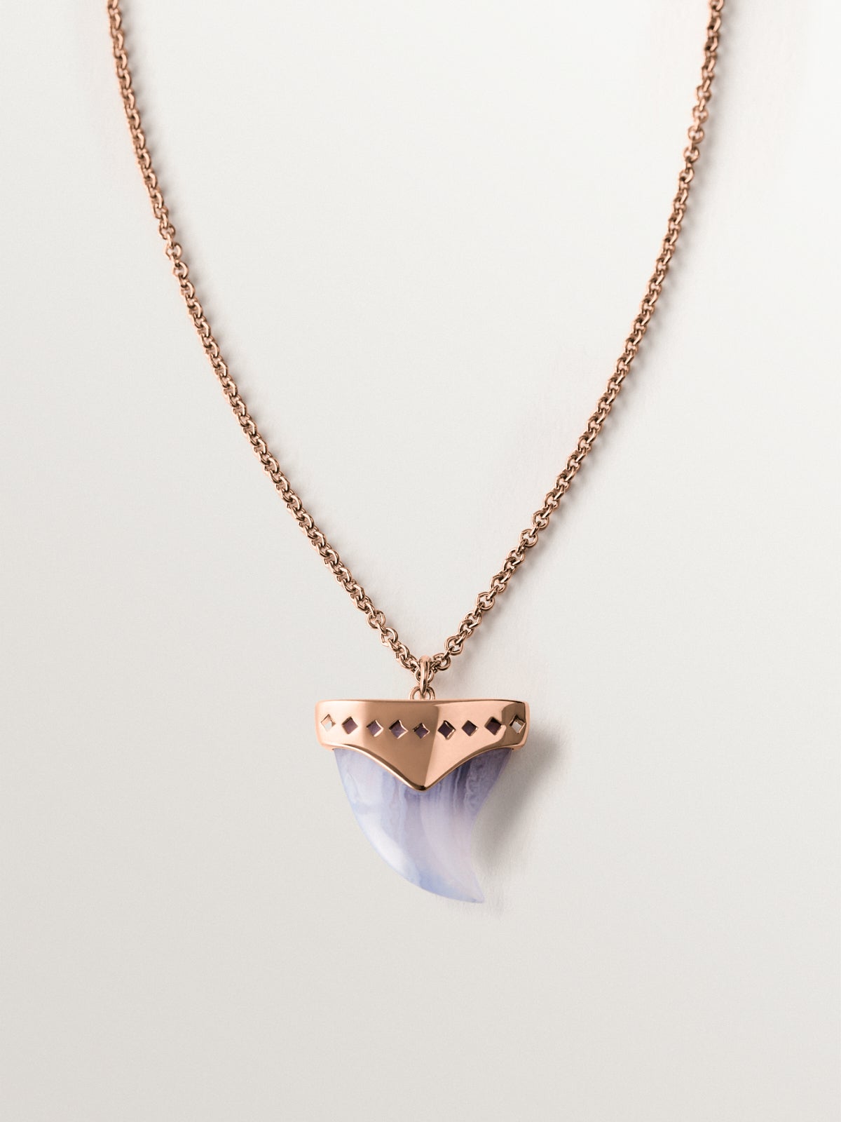 Colgante de plata 925 bañada en oro rosa con colmillo de ágata azul