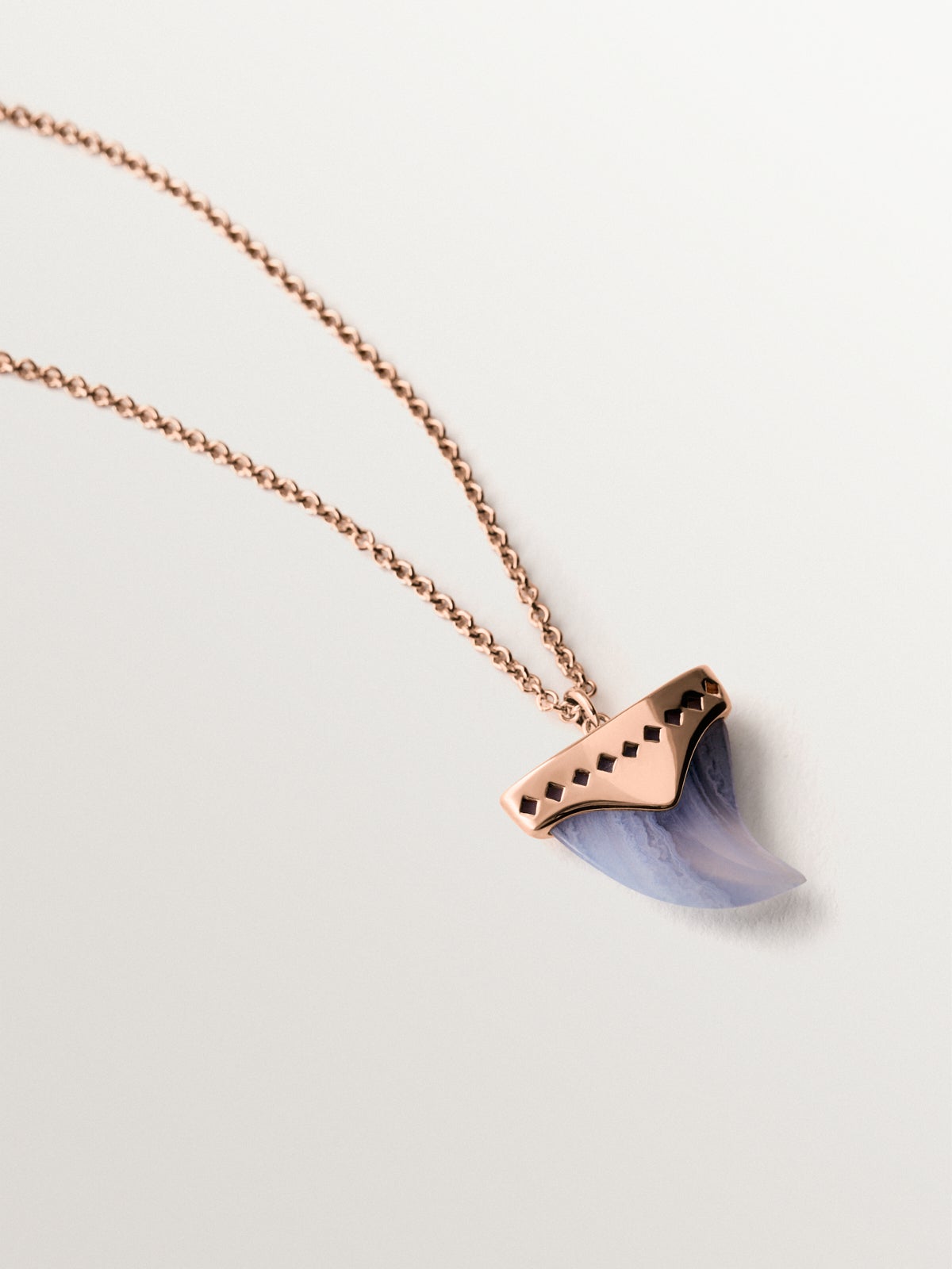 Colgante de plata 925 bañada en oro rosa con colmillo de ágata azul