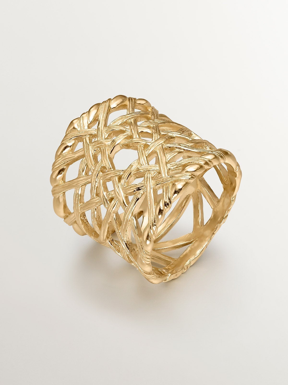Anillo ancho de plata 925 bañada en oro amarillo de 18K con textura mimbre