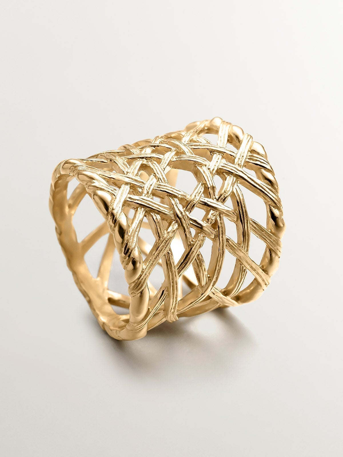 Anillo ancho de plata 925 bañada en oro amarillo de 18K con textura mimbre