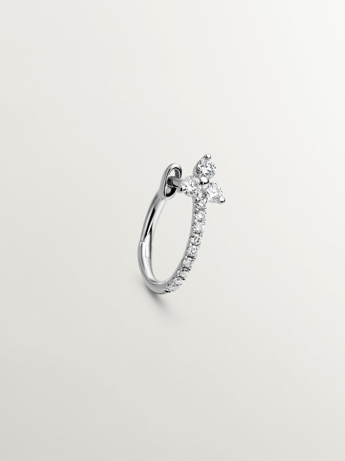 Pendiente individual pequeño de aro de oro blanco de 18K con diamantes
