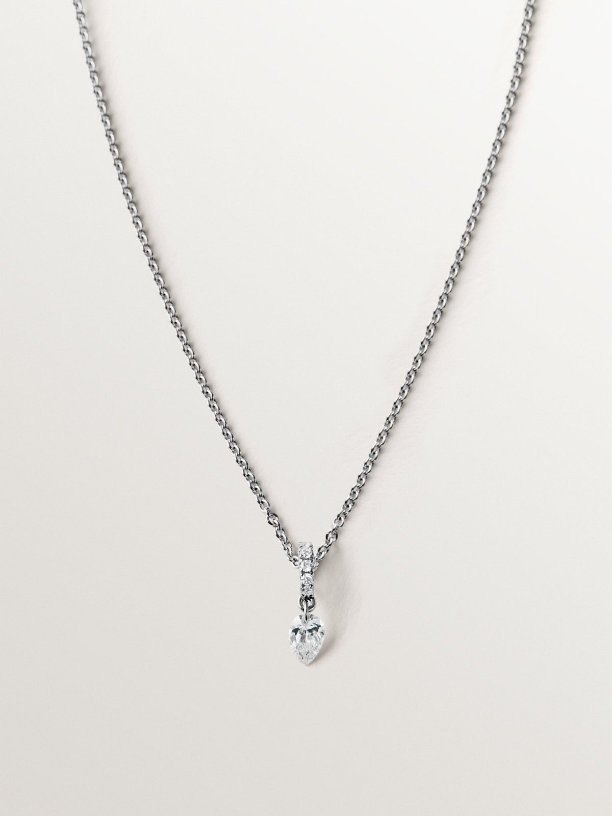 Colgante de oro blanco de 18K con diamantes