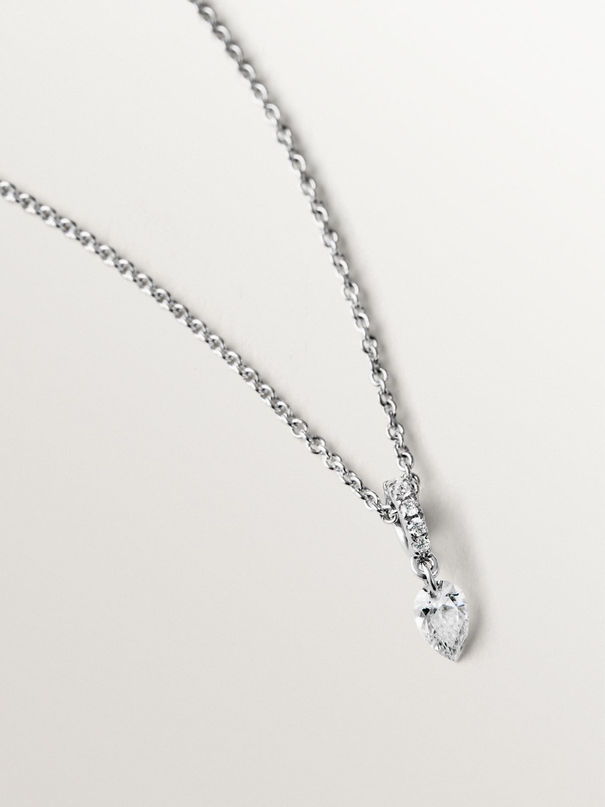 Colgante de oro blanco de 18K con diamantes