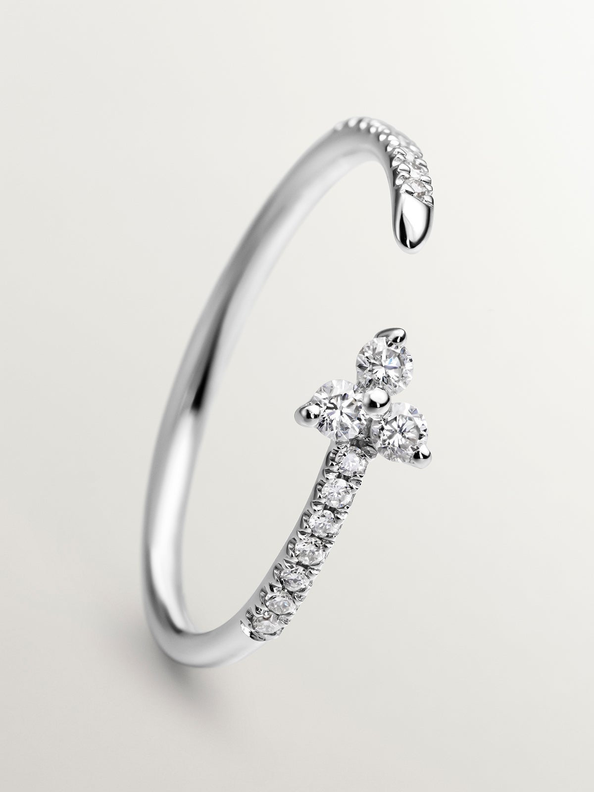 Anillo Tú y Yo de oro blanco de 18K con diamantes y trébol