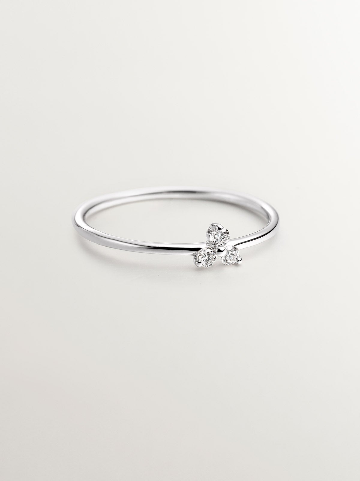 Anillo de oro blanco de 18K con diamantes