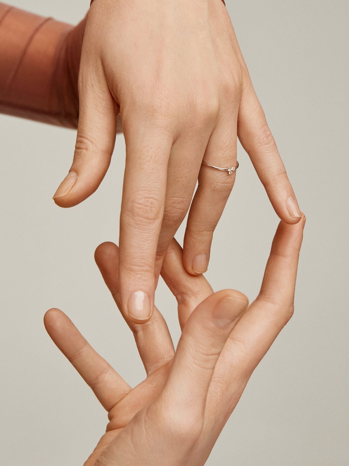 Anillo de oro blanco de 18K con diamantes