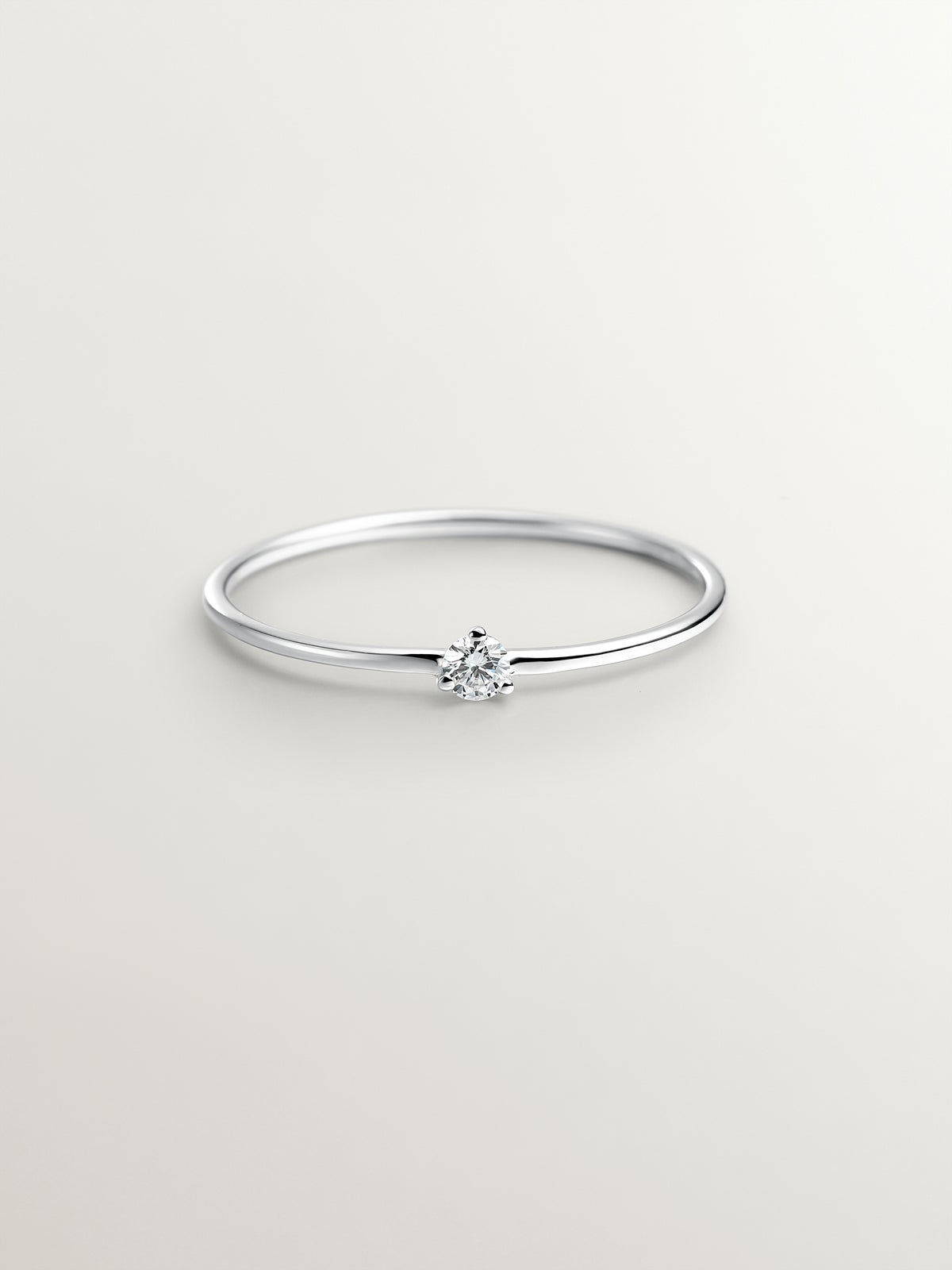 Anillo solitario de oro blanco de 18K con diamante de 0,048cts
