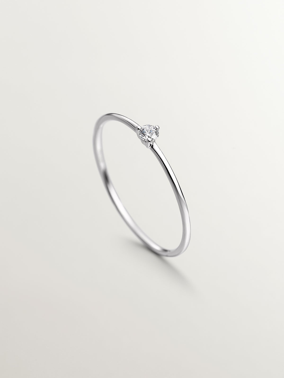 Anillo solitario de oro blanco de 18K con diamante de 0,048cts