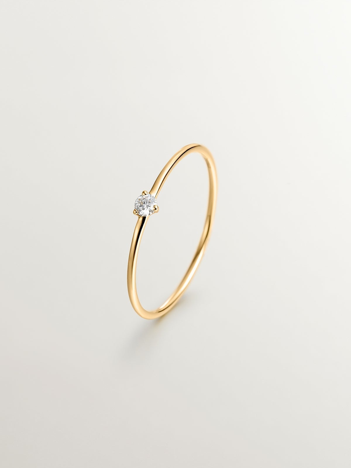 Anillo solitario de oro amarillo de 18K con diamante ISI2 de 0,048cts