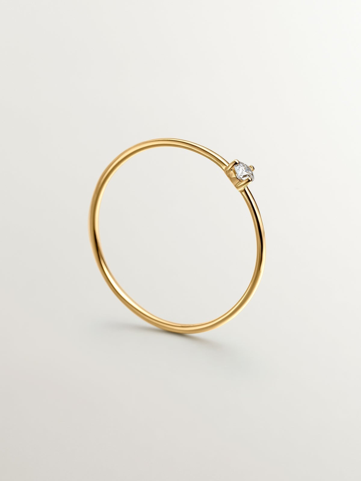 Anillo solitario de oro amarillo de 18K con diamante ISI2 de 0,048cts