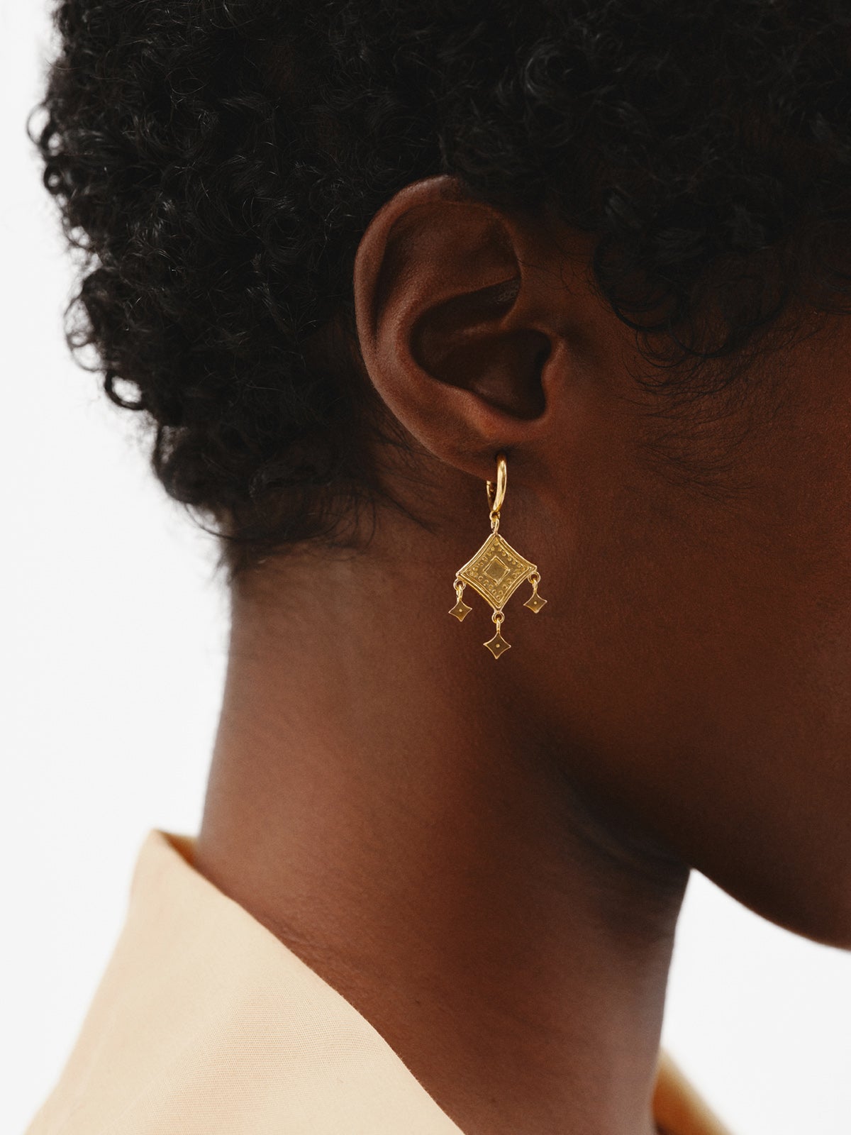 Pendientes de aro de plata 925 bañada en oro amarillo de 18K con motivos étnicos