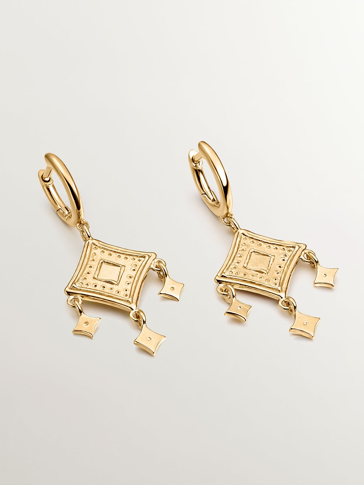 Pendientes de aro de plata 925 bañada en oro amarillo de 18K con motivos étnicos