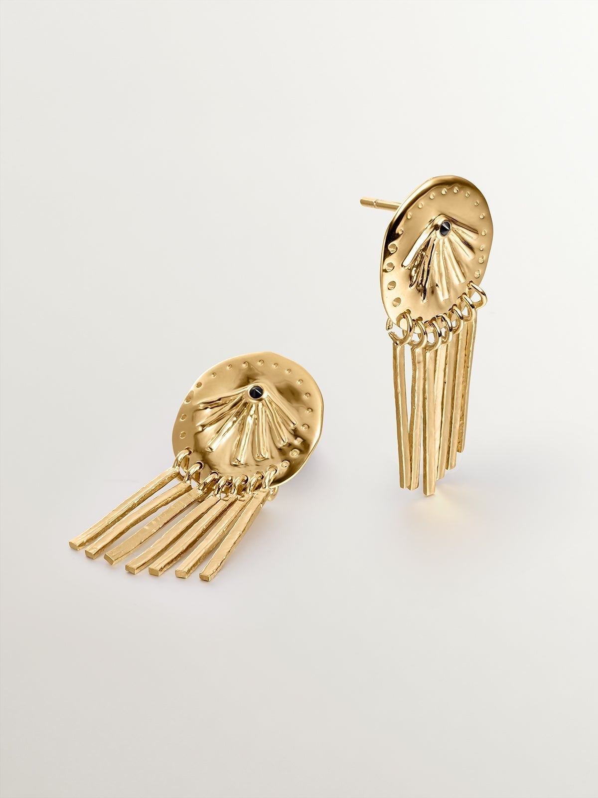 Boucles d'oreilles en argent 925 plaqué en or jaune 18K avec des spinelles noires et des motifs ethniques