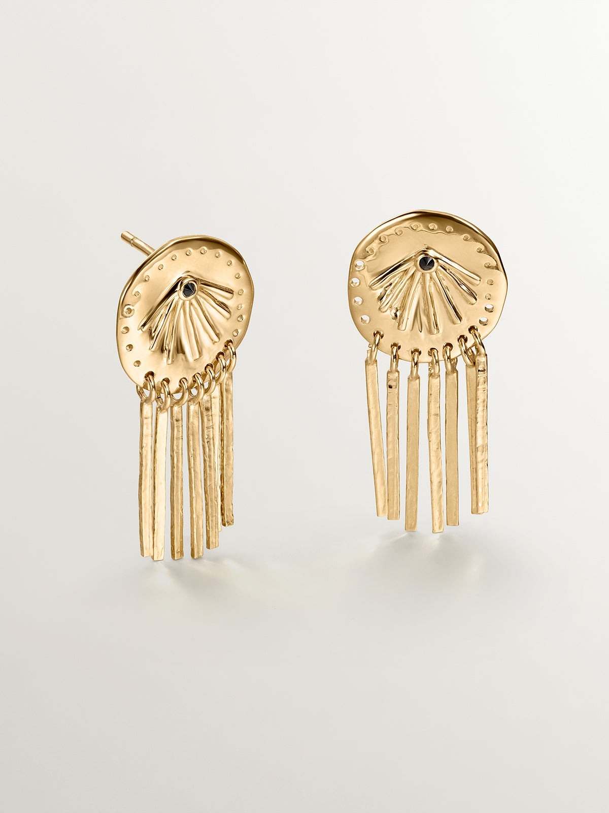 Boucles d'oreilles en argent 925 plaqué en or jaune 18K avec des spinelles noires et des motifs ethniques