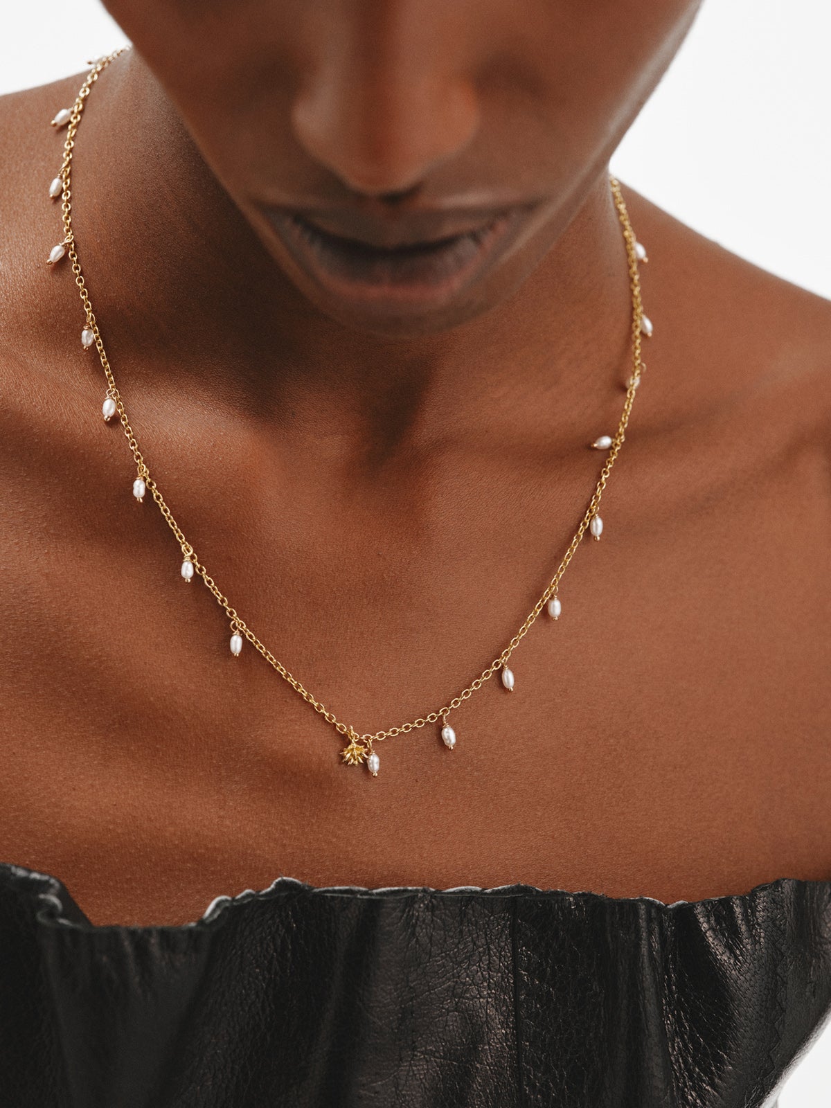 Collar de plata 925 bañada en oro amarillo de 18K con perlas de río y flor de loto