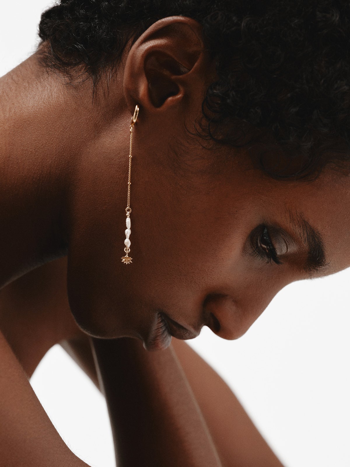 Pendientes de aro de plata 925 bañada en oro amarillo de 18K con colgante de perlas y flor de loto