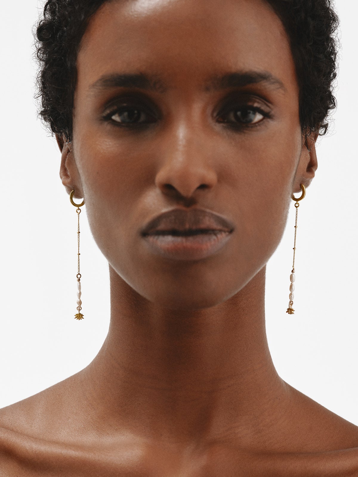 Pendientes de aro de plata 925 bañada en oro amarillo de 18K con colgante de perlas y flor de loto