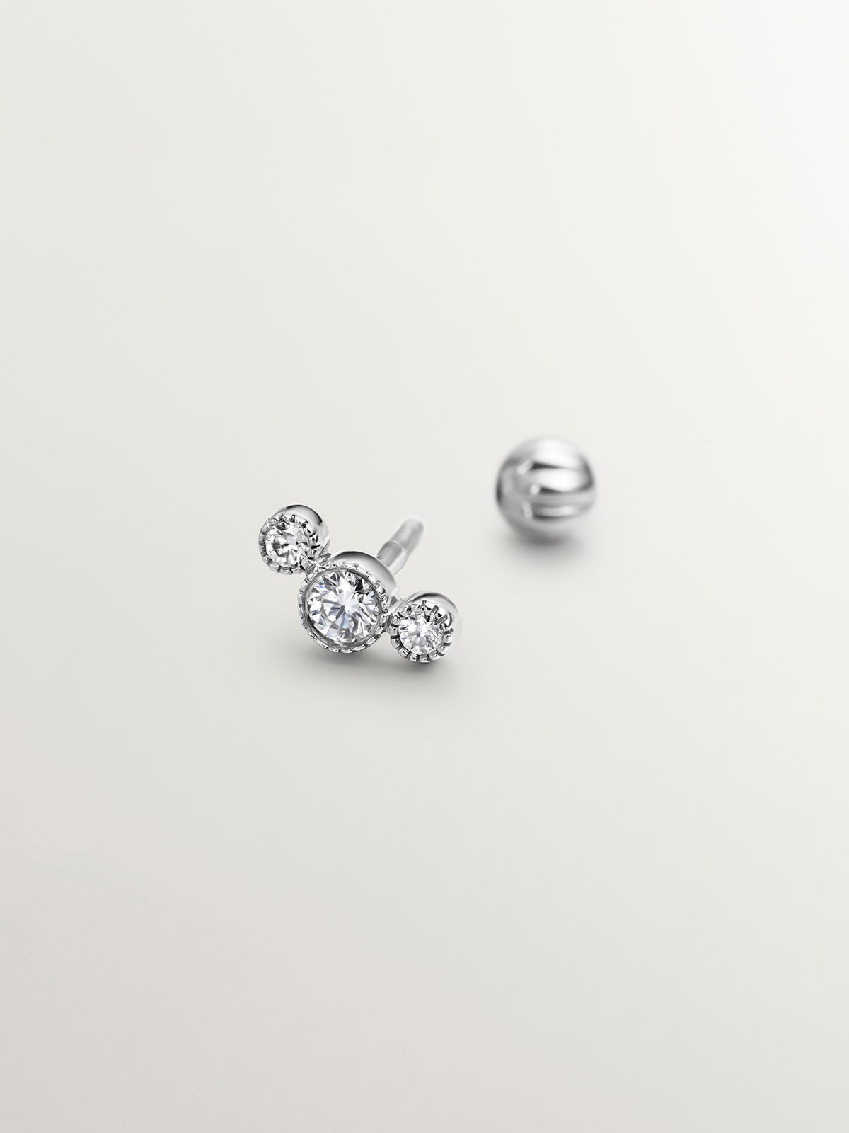 Pendiente individual de oro blanco de 9K con diamantes 0,097 cts