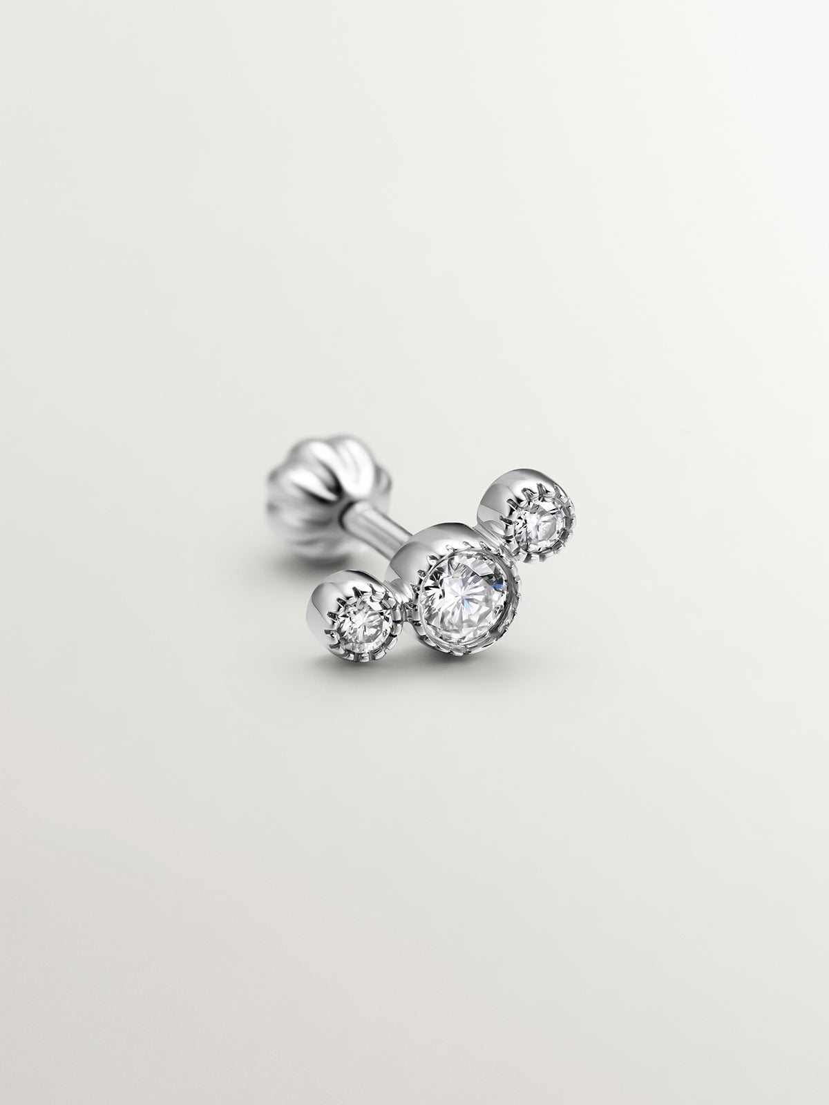 Pendiente individual de oro blanco de 9K con diamantes 0,097 cts