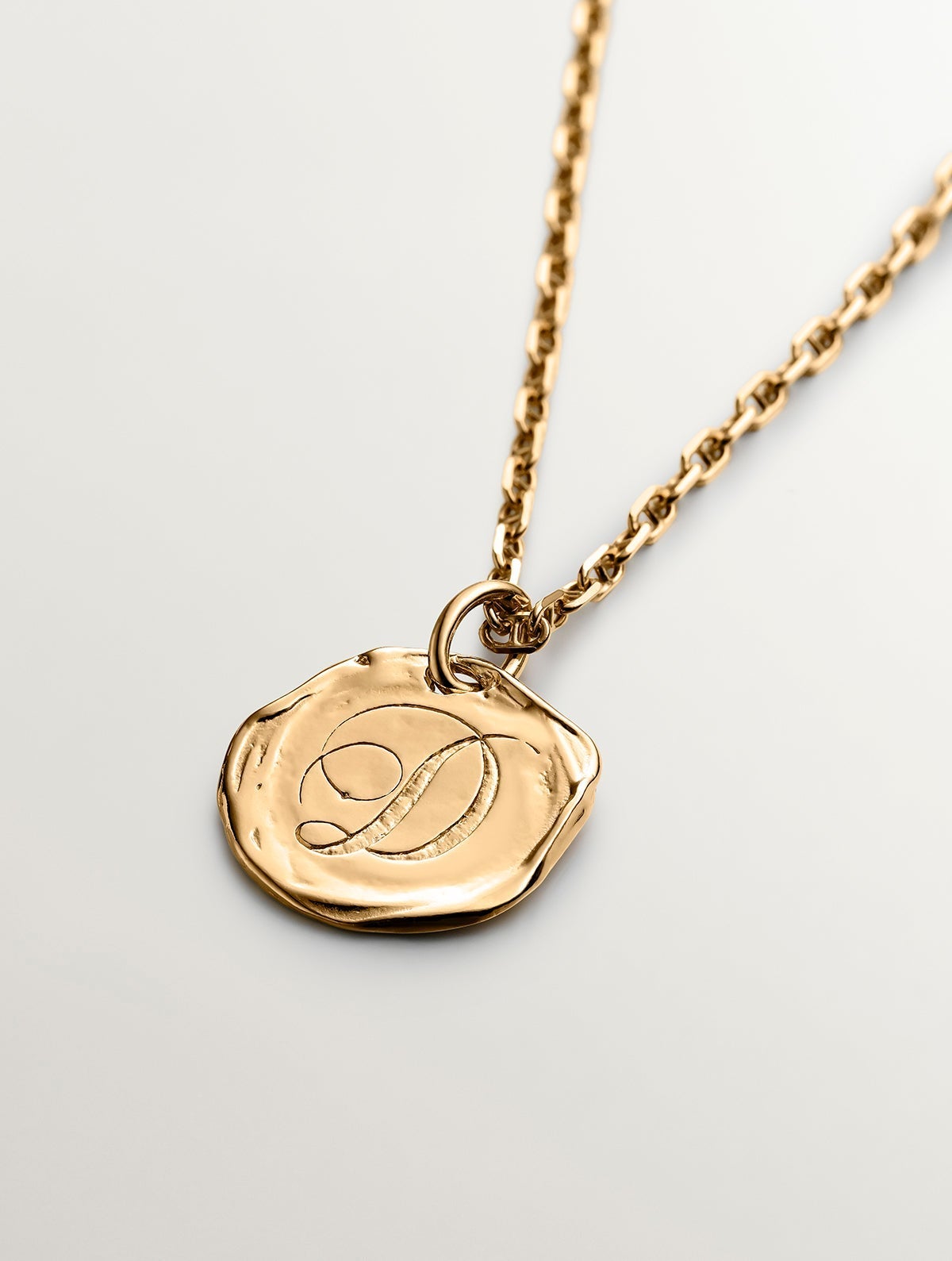 Charm artesanal de plata 925 bañada en oro amarillo de 18K con inicial D
