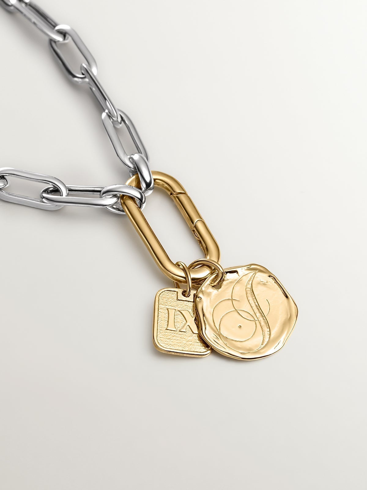 Charm artesanal de plata 925 bañada en oro amarillo de 18K con inicial I