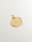 Charm artesanal de plata 925 bañada en oro amarillo de 18K con inicial J