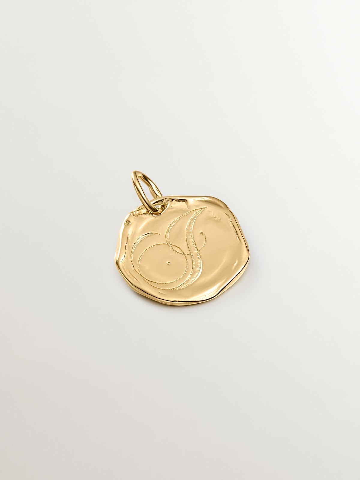 Charm artesanal de plata 925 bañada en oro amarillo de 18K con inicial J