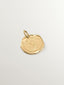 Charm artesanal de plata 925 bañada en oro amarillo de 18K con inicial J