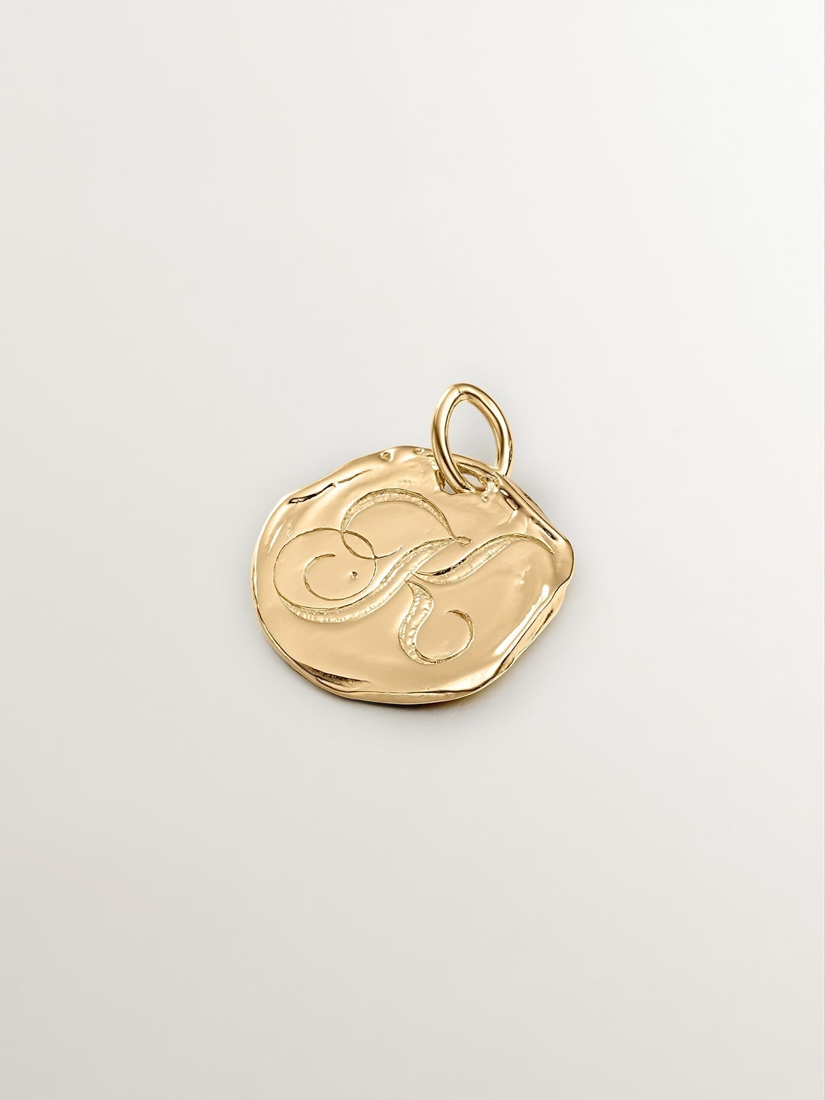 Charm artesanal de plata 925 bañada en oro amarillo de 18K con inicial K
