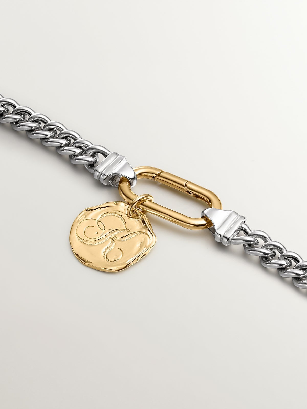 Charm artesanal de plata 925 bañada en oro amarillo de 18K con inicial K