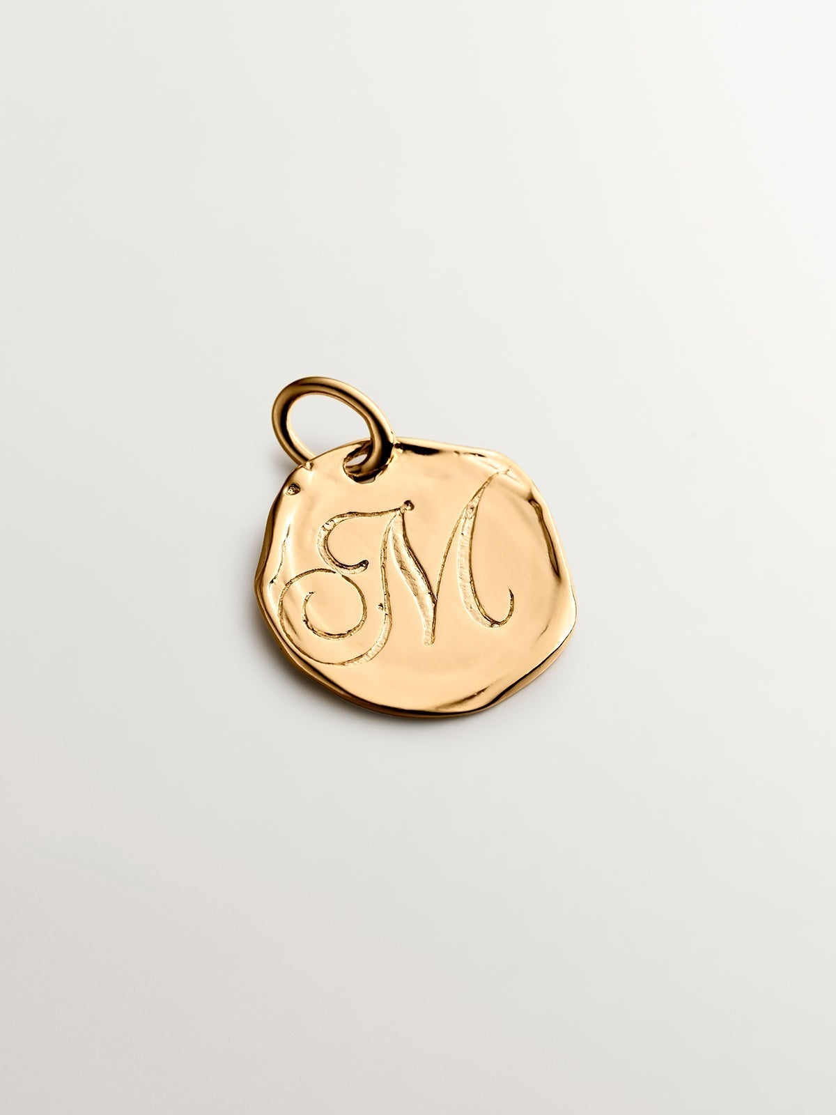 Charm artesanal de plata 925 bañada en oro amarillo de 18K con inicial M