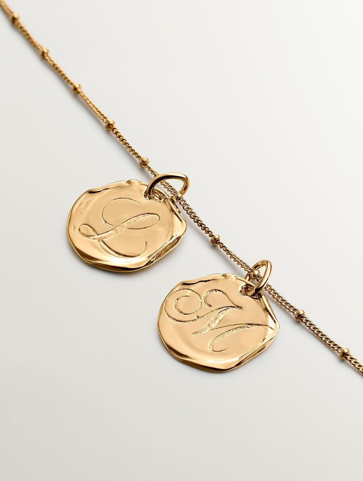 Charm artesanal de plata 925 bañada en oro amarillo de 18K con inicial M