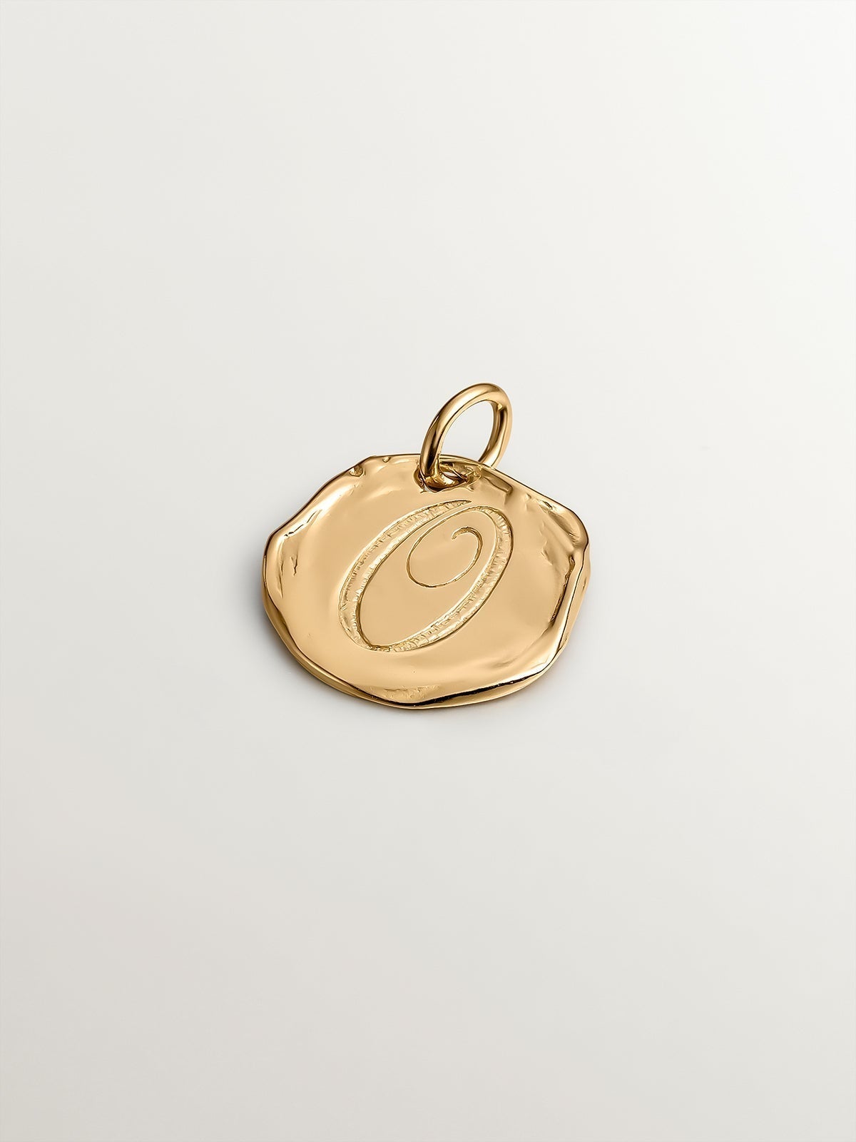 Charm artesanal de plata 925 bañada en oro amarillo de 18K con inicial O