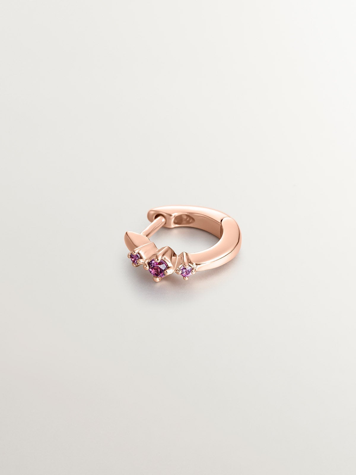 Pendiente individual pequeño de aro de plata 925 bañada en oro rosa de 18K con rodolitas rosas
