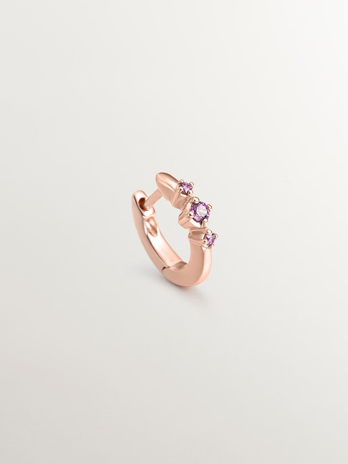 Pendiente individual pequeño de aro de plata 925 bañada en oro rosa de 18K con rodolitas rosas