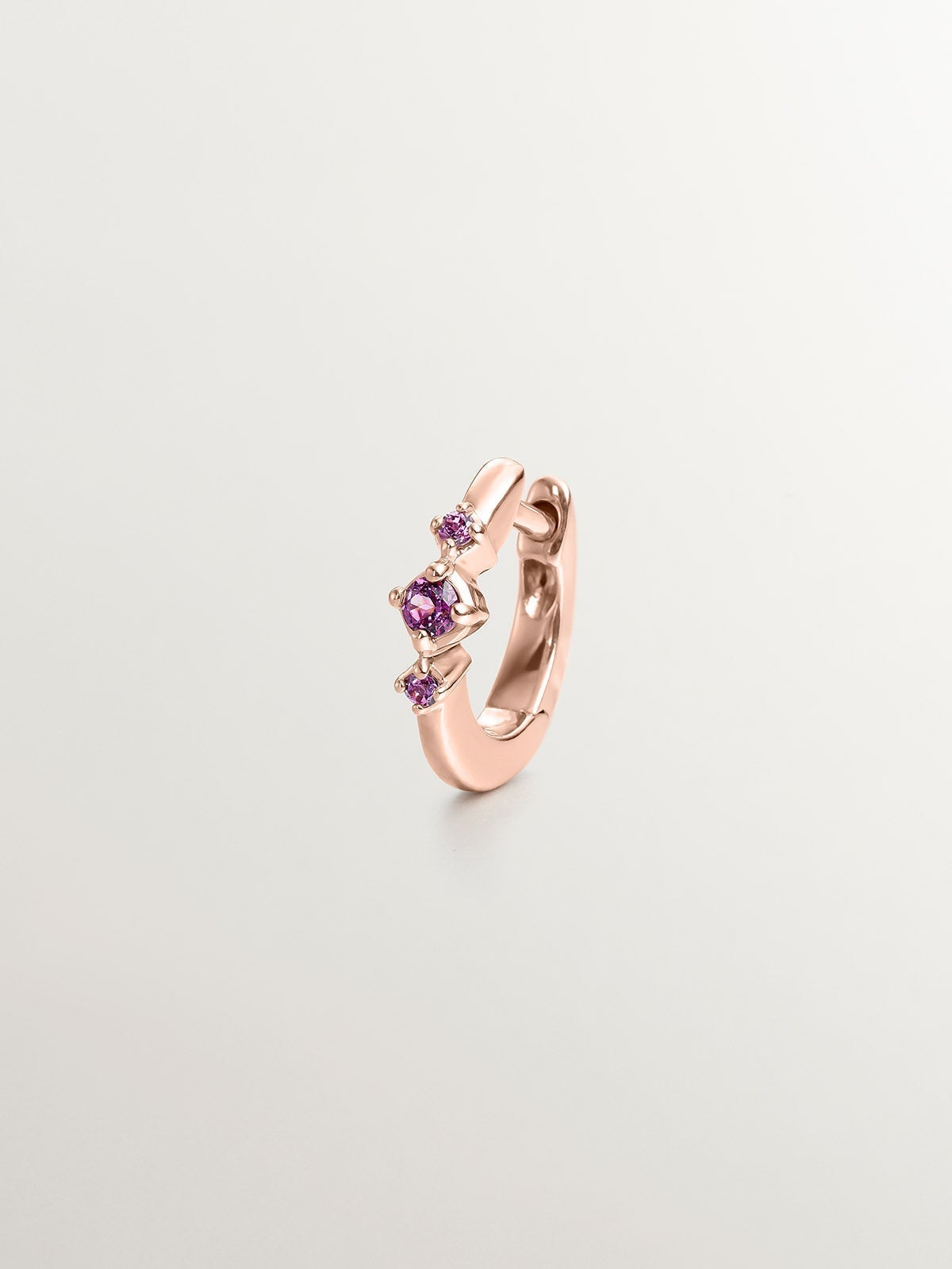Pendiente individual pequeño de aro de plata 925 bañada en oro rosa de 18K con rodolitas rosas